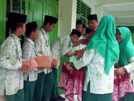 OSIS MTs Al-Furqon Murtigading Sanden Bagikan Hadiah Kejuaraan Classmeeting